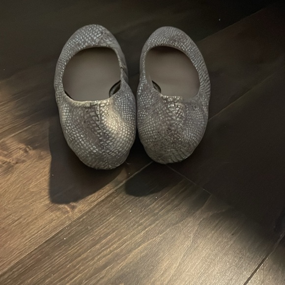 Jessica Simpson snake skin flats size 8. - Picture 2 of 2